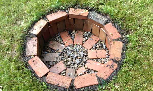 Option with laying a row of bricks around the perimeter