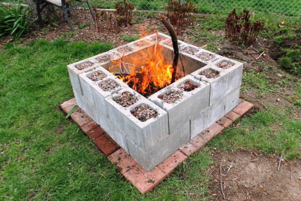 You can prepare the site like this ... By the way, an interesting idea is to use concrete blocks, loading the voids with pebbles or rubble