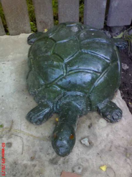 Turtles and mushrooms from concrete - they are most often made by novice sculptors