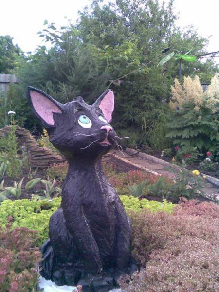 The cat is tall - more than 160 cm at the base of the pin. The head was made separately, then connected to the body