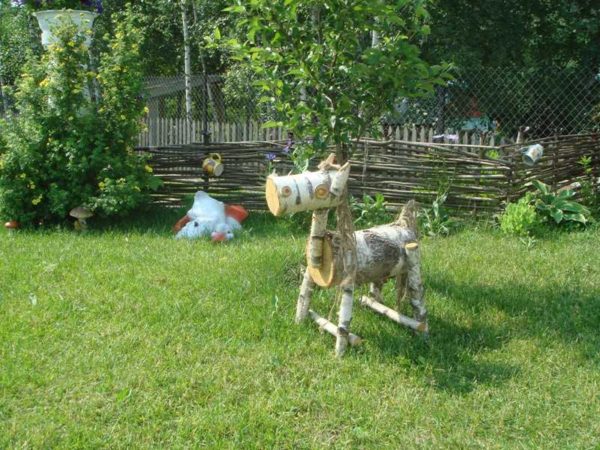 Garden figurines made of wood are not necessarily carved. There may be such - from blocks of wood. A wonderful horse!