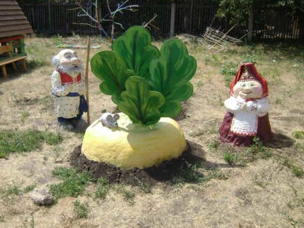 The most interesting thing about these garden figurines made of concrete is that the clothes are real, just soaked in concrete, and after drying they are painted