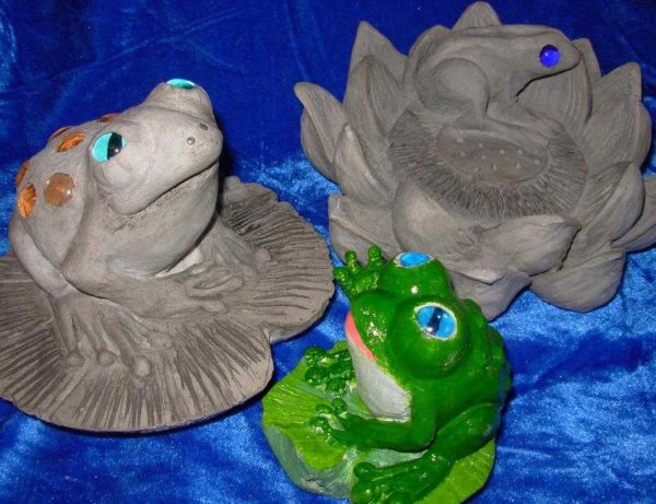 Frogs are ready to paint