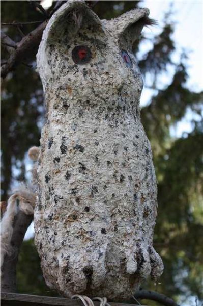 To make the plumage of an owl look like a real one, sawdust was added to the solution