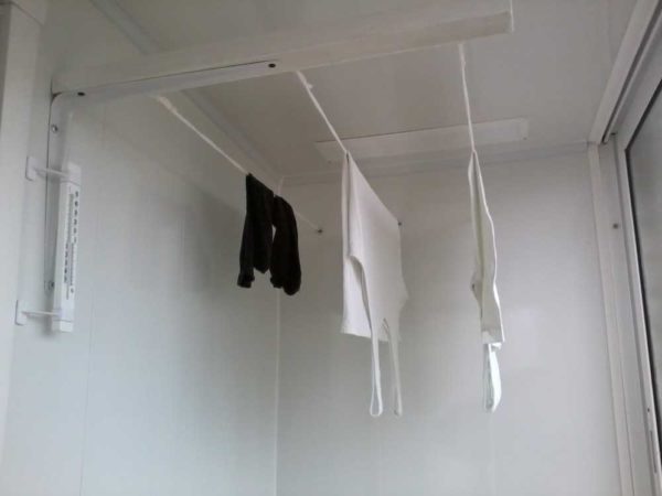 The easiest version of a homemade clothes dryer on the loggia