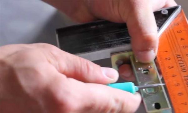 We measure the distance from the beginning of the plate to the center of the hole
