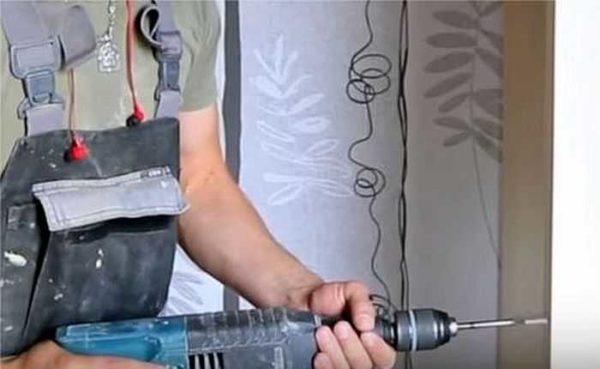 At the end of the door, we drill a hole for the latch cylinder with a feather drill