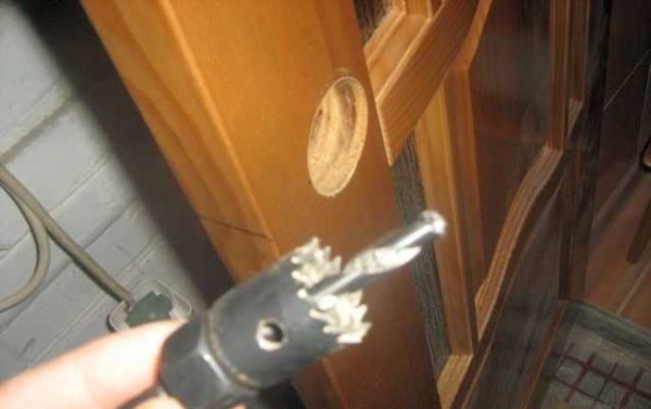 It is better to work with a crown with a wooden door