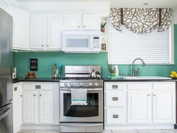 How to turn a white kitchen into a bright one - update the color of the apron