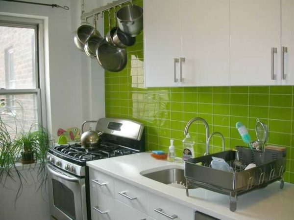 Bright tiles on kitchen plastic - an accent on it