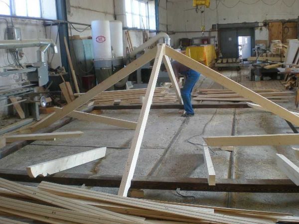 The procedure for assembling a hipped 4-pitched roof: assembled the harness, attached the middle rafter legs to it