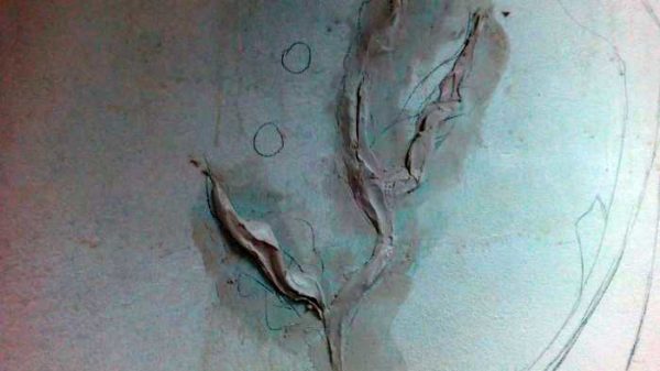 Little by little we spread the solution with a palette knife, filling the contour of the algae, cut off the excess as much as possible, smooth