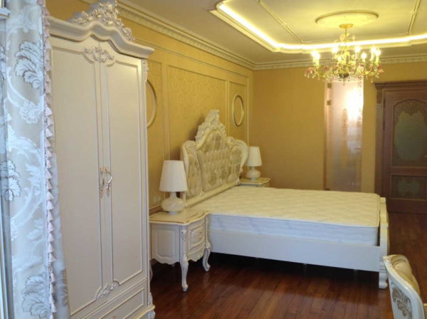 The style of moldings should overlap with the style of furniture design