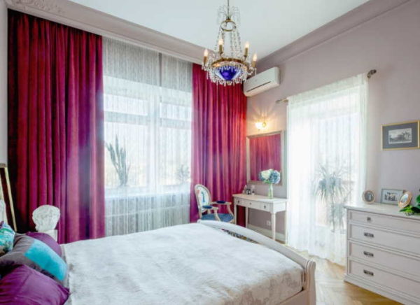 Wall moldings can be painted to match the walls. In this case, the moldings are not too striking, but the interior looks more harmonious.