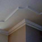 Interior moldings: on the ceiling