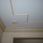 Options for decorating the ceiling with moldings