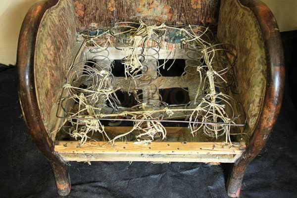 At the bottom of the tape, the springs rest on them ... too difficult to restore