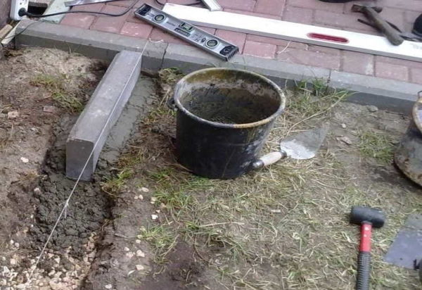 Carrying out work on the installation of curbs and curbs