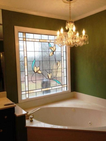 Stained glass in the bathroom interior allows you to maintain privacy