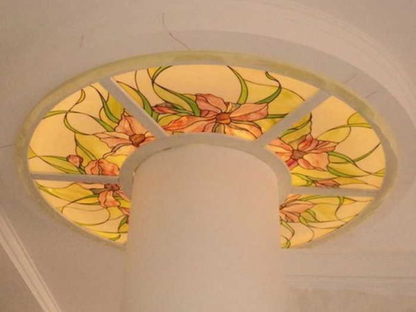 The top of the column is decorated with glass ornaments