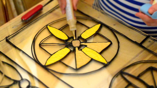 Pouring technique - using polymers to create a pattern on glass