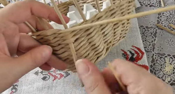 We pull out the working tube together with a skewer between the rows