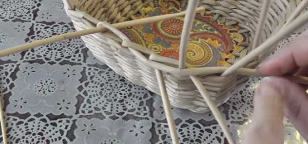 We form the edge of the basket from paper tubes