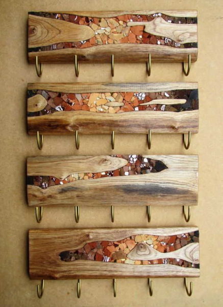 If you know the technique of incrustation, even rot in wood can be turned into advantages. In fact, everything is simple - put stones / pieces of ceramics on the cleaned voids and fill everything with epoxy glue