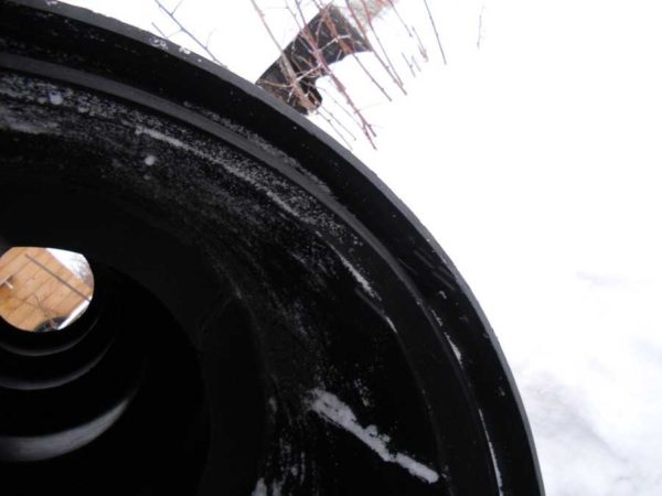 Here is a groove in which a rubber gasket is placed or filled with a polymer two-component sealant (you can also use silicone)