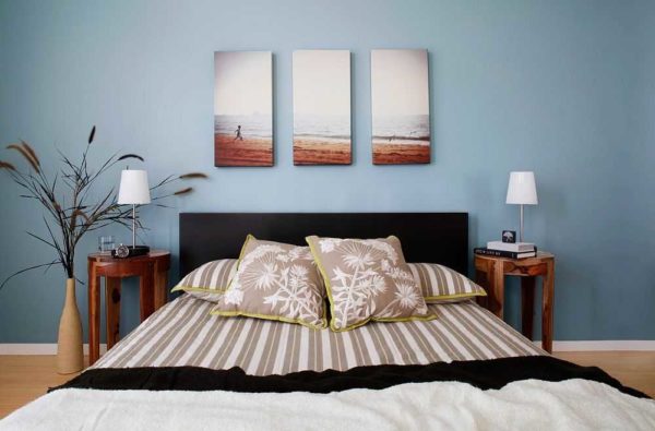 Too great distance and three canvases look like separate paintings