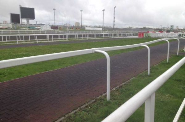 So that there is no doubt about durability and practicality: a treadmill at the racetrack made of rubber tiles. Laid on the sand