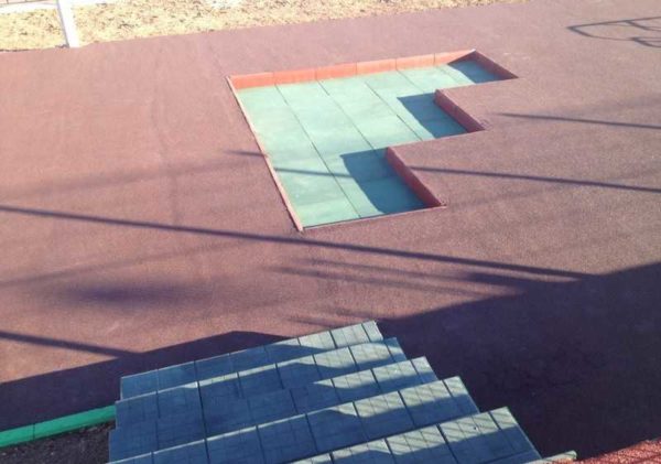 It can be laid on a rigid base, on compacted sand. If the soils do not drain water well, another layer of compacted gravel is placed under the sand