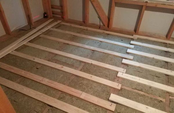 A tongue-and-groove chipboard up to 22 mm thick requires a support step of less than 60 cm.If the joists are installed with such a step or more, a crate is needed