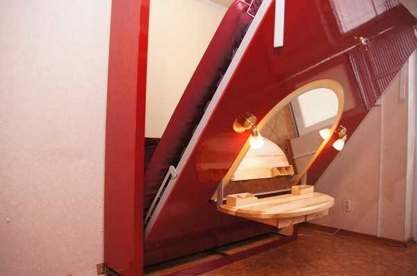 Folding bed / dressing table. The option is interesting, but what if someone is sleeping?