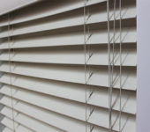 The design of horizontal blinds includes a large number of threads