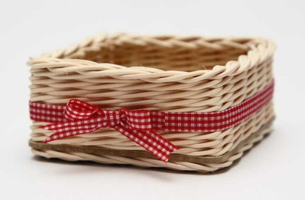Even a beginner can weave such a basket from newspaper tubes.