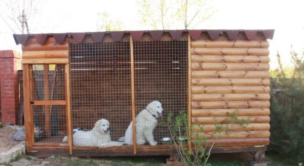 The walls of the dog enclosure can be made from imitation of timber. But the part facing inward also needs to be processed (otfugovat)