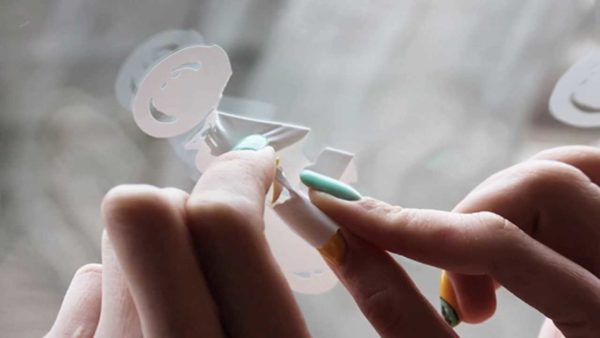 This is how to peel off the wall sticker