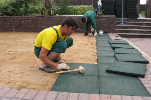Rubber flooring for playgrounds: Laying crumb rubber tiles on a sandy base is similar to laying paving slabs