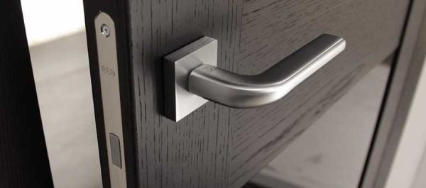The magnetic latch can be identified by the fact that the deadbolt does not stick out of the door leaf