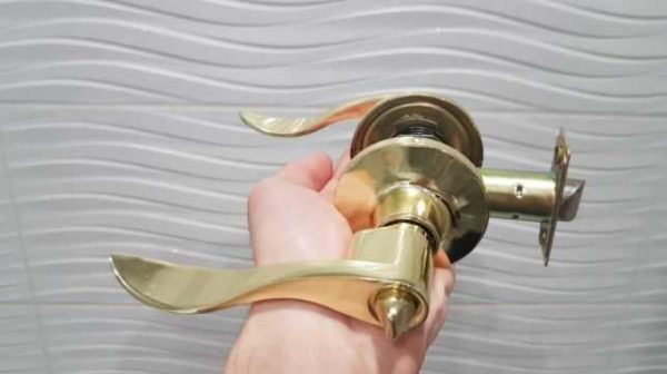 Interior door handle with latch