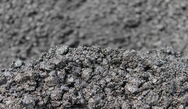 Evenly mixed components of M300 concrete are the main sign of mortar quality