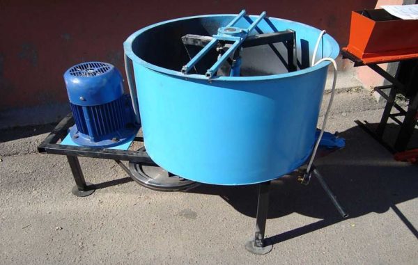 In order to make a concrete solution of high grades and at the same time achieve the design strength, you will need a rotary or auger concrete mixer