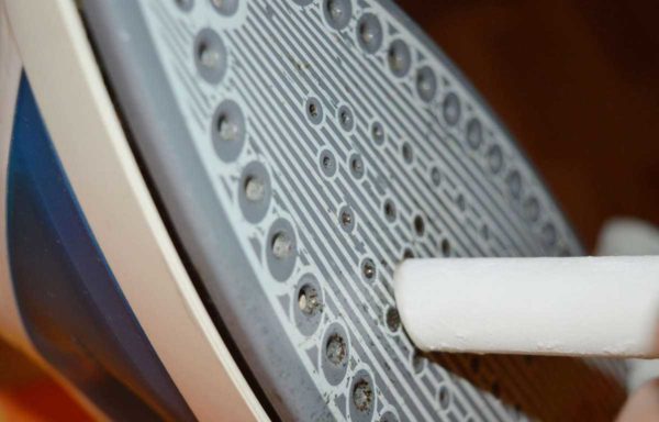 It is easy to clean the surface of the iron with a pencil. And it only takes a few minutes. Preparation lasts longer.