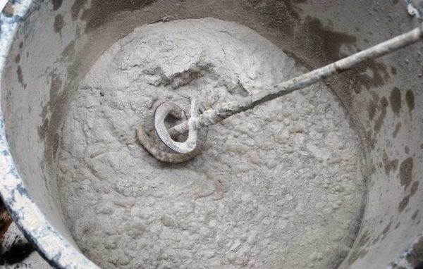 You choose how to prepare the solution for the floor screed: order at the factory / in the workshop, knead yourself