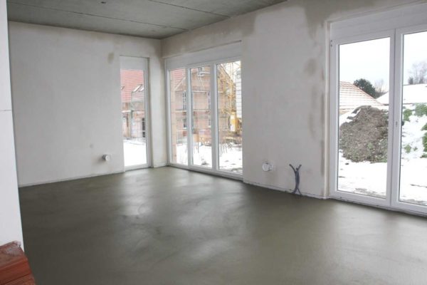 What is the best floor screed solution to use? Sand or fine gravel aggregate concrete