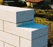 Masonry from gas blocks, even large ones, is easy