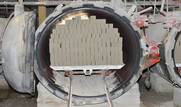 The bricks formed in the press are sent to an autoclave, where they are processed with steam at high pressure.
