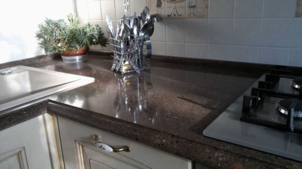 The artificial stone countertop looks good. It is important that it is also convenient and long-lasting in operation.