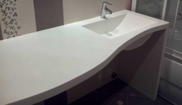 A sink with a seamless worktop can be made of either agglomerate or acrylic stone